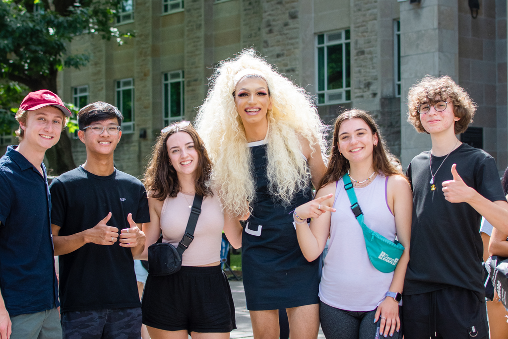 Unita Assk posing with five McMaster students 