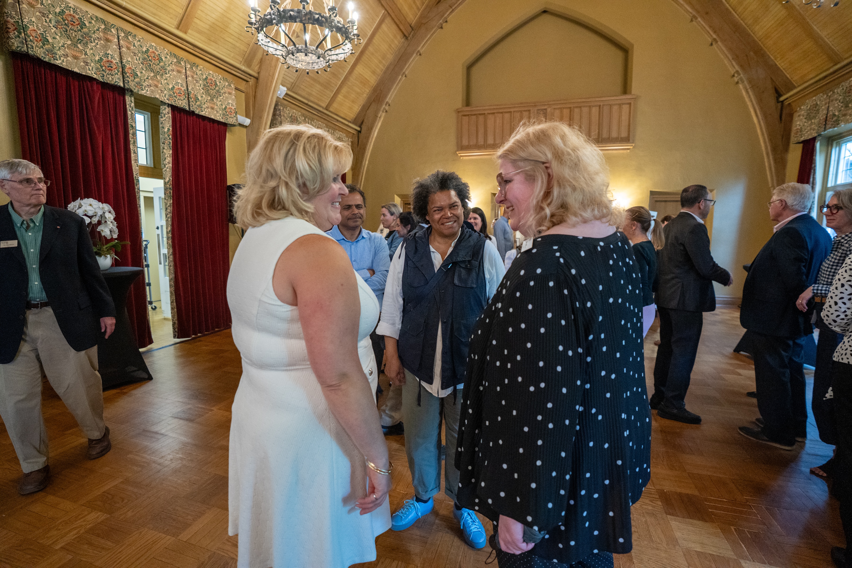 Susan Tighe speaks with Betty Julian and Mary Reid in Alumni Memorial Hall